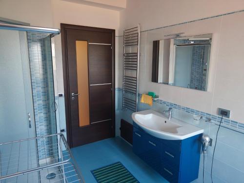 a bathroom with a sink and a mirror at La Terrazza in Carrao