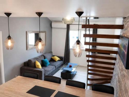a living room with a couch and a table at Appartement de vacances au 1er étage 45m2 in Antibes