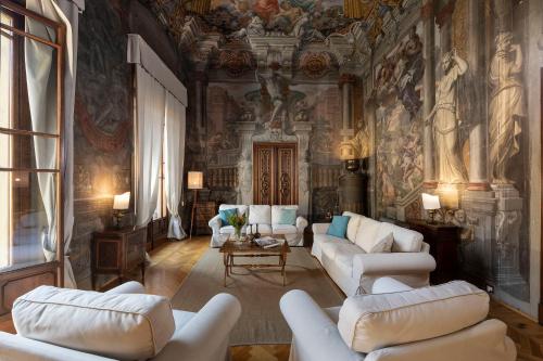 Frescoed Renaissance Palazzo with 4 Ensuites near Duomo