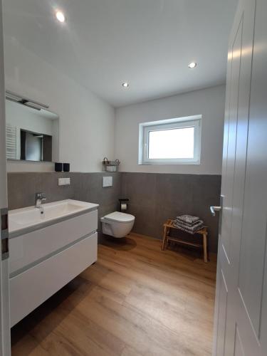 a bathroom with a sink and a toilet at Ferienwohnung Johanns Hof in Fürth