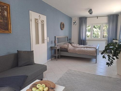 a living room with a bed and a couch at Ferienwohnung Johanns Hof in Fürth