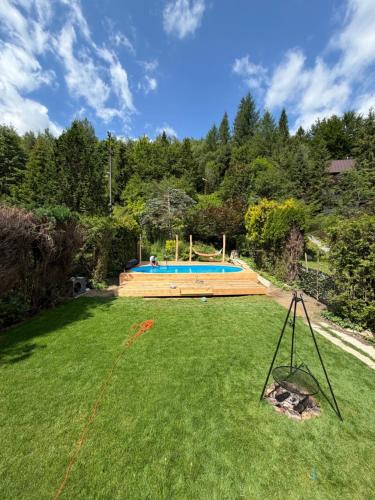 a yard with a pool and a tripod in the grass at Ujsoły Chill House w Beskidach, Beskid Żywiecki in Ujsoły