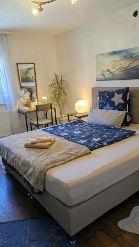 ein großes Bett in einem Schlafzimmer mit Schreibtisch in der Unterkunft Lindenhardt in Creußen
