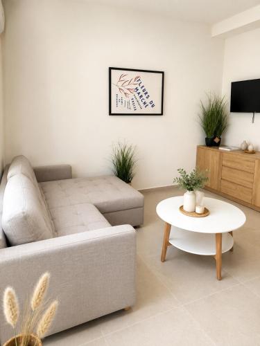 Bright apartment with court yard and swimming pool