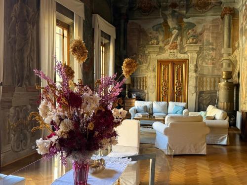 Frescoed Renaissance Palazzo with 4 Ensuites near Duomo