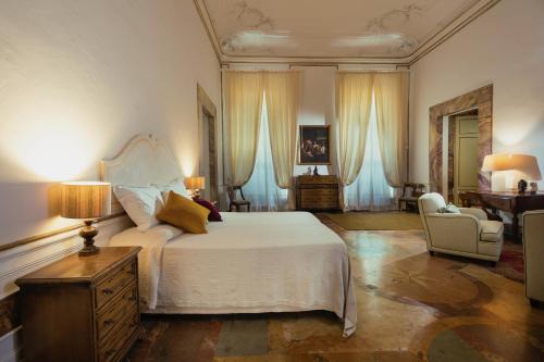 Frescoed Renaissance Palazzo with 4 Ensuites near Duomo