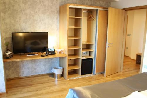 a room with a tv and a desk with a television at Pan Prenočišča in Ptuj