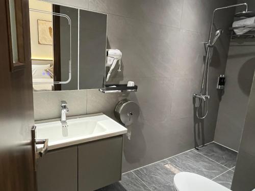 a bathroom with a sink and a toilet and a mirror at Trang An Heritage Hotel in Nguyên Ngoại