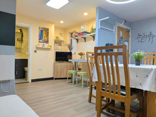 Cosy 2-Bed Free Parking, Near Etihad & City Centre photo 9