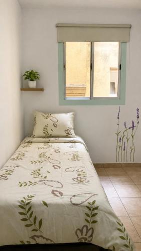 a bed in a room with a window at Go Hostel in Córdoba