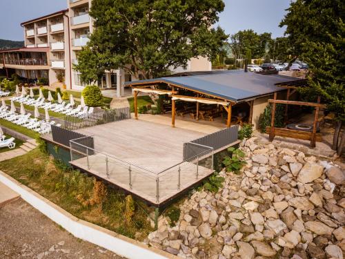 an overhead view of a patio with chairs and a table at Houseboat Glamour & wellness in Kaluža