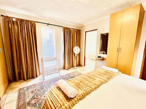 a bedroom with a large bed and a window at Lieben Gast in De Kelders