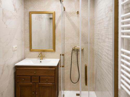 a bathroom with a sink and a shower with a mirror at Holibai Misiño, Estudio para dos en Baiona in Baiona