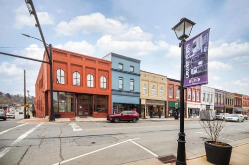 eine Stadtstraße mit Straßenlaterne und Gebäuden in der Unterkunft Three Trails Downtown Elkin in Elkin