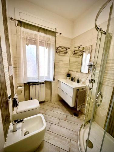 a bathroom with a sink and a toilet and a shower at Lo Snodo Apartments cucina e parcheggio in Pomigliano dʼArco