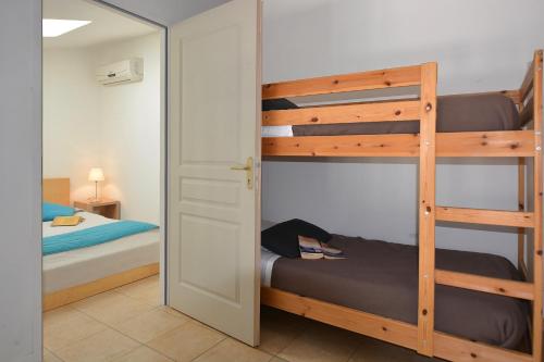 - une chambre avec 2 lits superposés et une porte dans l'établissement Residence Alba Rossa, à Serra-di-Ferro