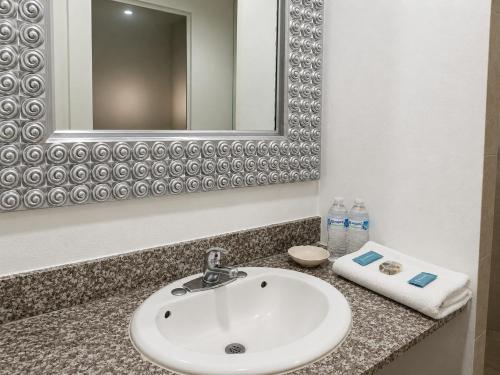 ein Badezimmer mit Waschbecken, Spiegel und Waschbecken in der Unterkunft Zar Culiacan in Culiacán Rosales