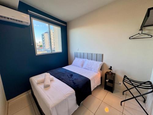 a small bedroom with a bed and a window at Apto com 2 quartos e A/C no Centro in Montes Claros