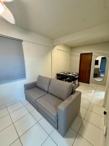 a living room with a couch and a table at Apto com 2 quartos e A/C no Centro in Montes Claros