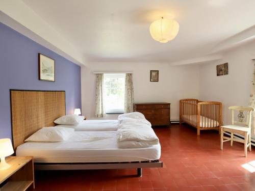 a bedroom with two beds and a blue wall at La Dépendance du Château in Huy