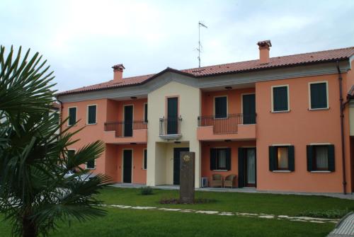 uma casa com uma palmeira em frente em Residence La Meridiana em Galzignano