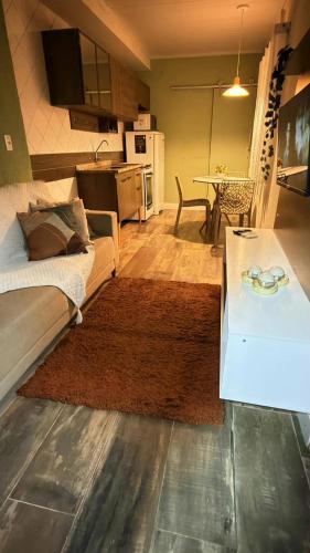 a living room with a couch and a table at Cantinho Aconchegante in Volta Redonda