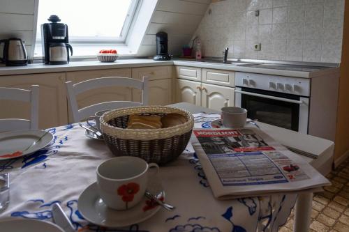 a kitchen with a table with a basket on it at Ferienwohnung SCHIFFSJUNGE in Werdum in Werdum