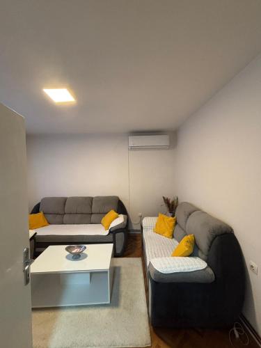 ein Wohnzimmer mit zwei Sofas und einem Tisch in der Unterkunft Stan Stefi in Pljevlja