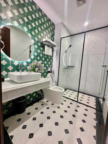 a bathroom with a toilet and a sink and a shower at Vững Mạnh Hotel in Ðồng Ky