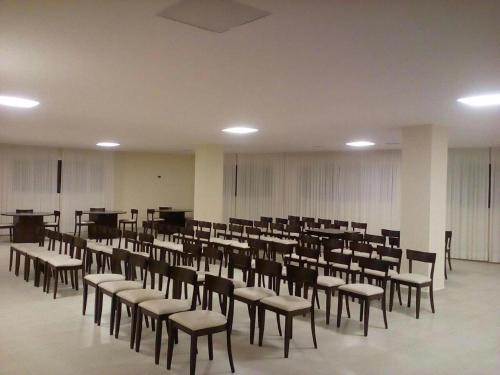 an empty room with desks and chairs in it at Sul Mare Hotel in Valeria del Mar