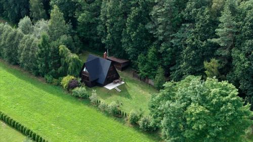 an aerial view of a cabin in the middle of a forest at PrzyTuLasek - domek pod lasem w sercu natury, blisko Energylandii in Zator