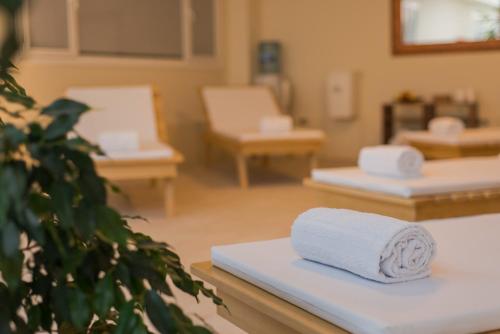 a stack of towels on a counter in a salon at Sul Mare Hotel in Valeria del Mar