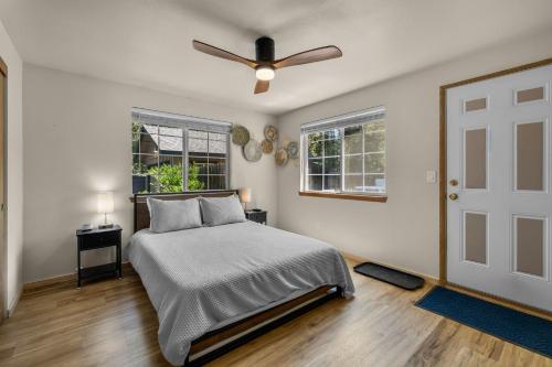 ein Schlafzimmer mit Bett und Deckenventilator in der Unterkunft Indio Cabin - Meredith Lodging in Bend