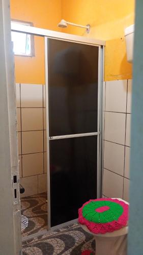 a door to a shower in a bathroom at Pousada kurasi alter 02 in Santarém
