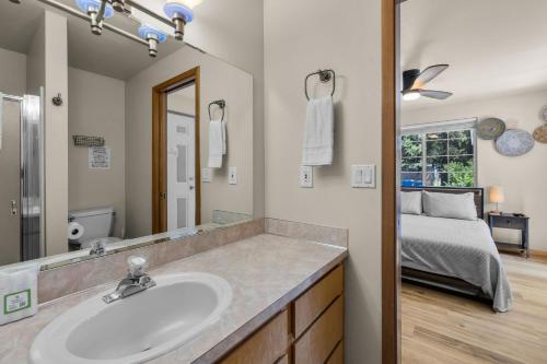 ein Badezimmer mit Waschbecken und ein Schlafzimmer in der Unterkunft Indio Cabin - Meredith Lodging in Bend