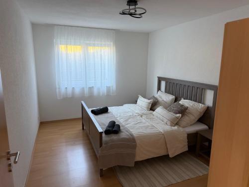 ein Schlafzimmer mit einem Bett und einem Fenster in der Unterkunft rottweilsuite in Villingendorf
