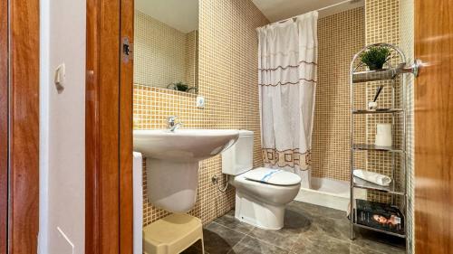 a bathroom with a toilet and a sink at Molina Molinísimo in La Molina