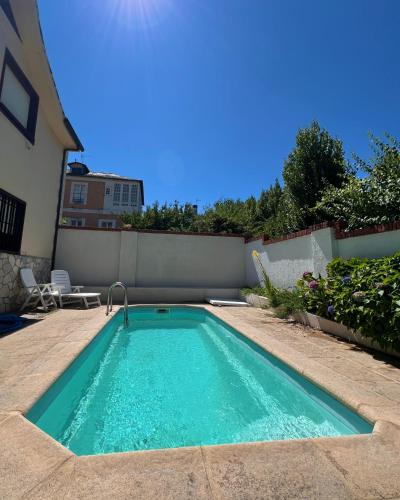 ein kleiner Swimmingpool im Hinterhof eines Hauses in der Unterkunft La Almendrina Casa Rural in Villafranca del Bierzo