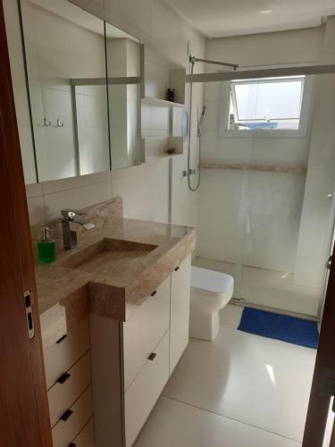 a bathroom with a sink and a toilet and a shower at Meu lar na Serra Gaúcha in Nova Petrópolis