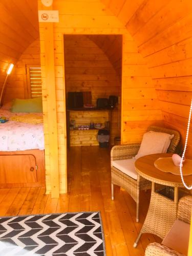 ein Schlafzimmer mit Bett und Tisch in einer Hütte in der Unterkunft Lakeside view in Galway