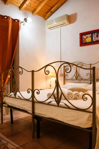 an iron bed in a room with a lamp at CASA MILENA in Settimo San Pietro