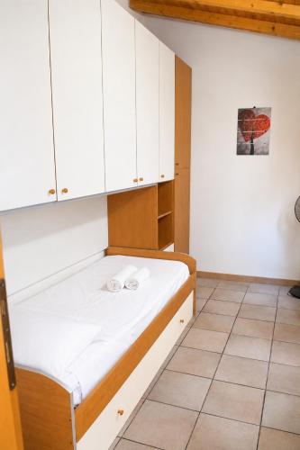 a room with a bed with white cabinets at CASA MILENA in Settimo San Pietro