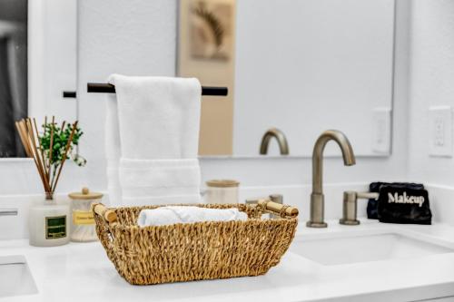a basket of towels sitting on a kitchen counter at Hot Tub Fire Pit 10 Min From DFW Airport in Irving