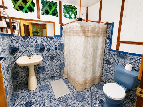 a bathroom with a shower curtain and a toilet at Casa Dolce Vita in Puerto Viejo