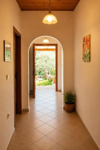 a hallway with a door and a tile floor at Ozias House in Oziás