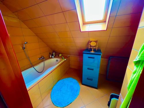 a small bathroom with a tub and a sink at Solaris Apartman Ráckeve in Ráckeve
