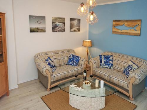 ein Wohnzimmer mit 2 Sofas und einem Tisch in der Unterkunft Fischerhaus Bremerhaven in Bremerhaven