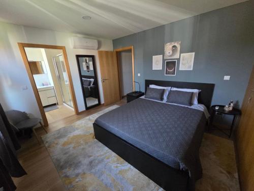 a bedroom with a king sized bed in a room at Paisagem&Charme in Celorico de Basto