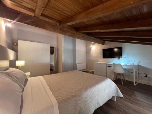 Vuode tai vuoteita majoituspaikassa Easy Suites