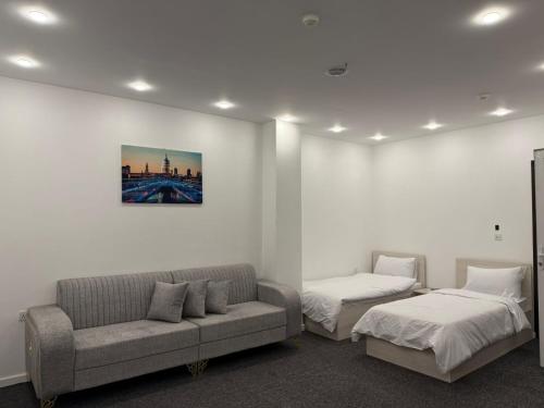 a living room with a couch and a bed at Hotel Mihad sulaymaniyah in As Sulaymānīyah